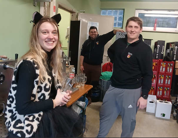 Schankanlage und Helfer